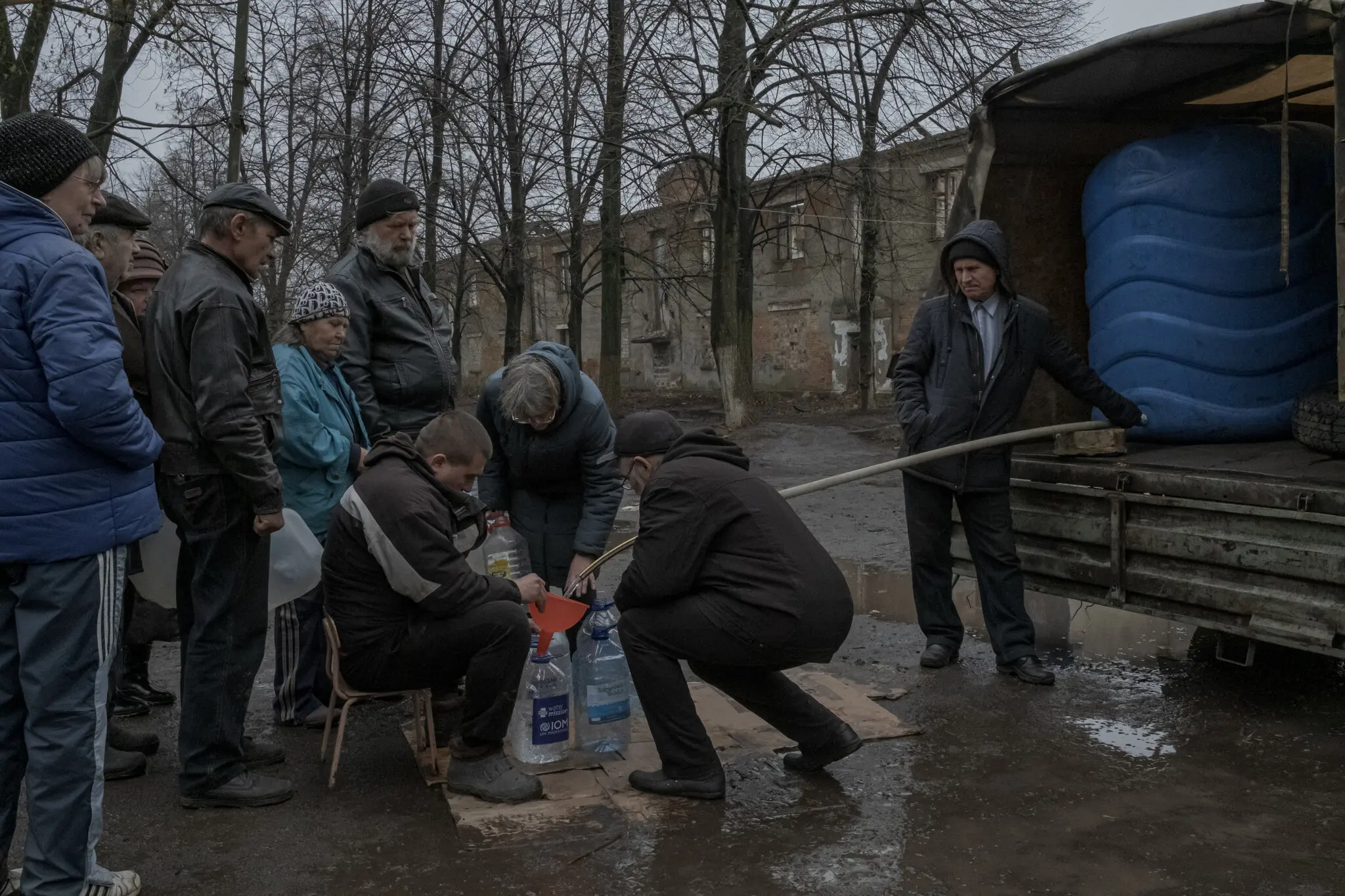 Мешканці, більшість з яких живуть у підвалах, стоять у черзі по воду в Часовому Яру, на сході України, 12 квітня